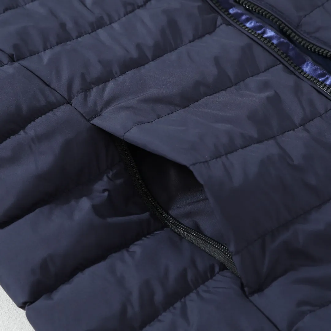 P370 #R55 Ralph Laura's classic thin down vest. The milky white color is really exciting at first sight. It's soft, waxy and white, instantly breaking the dullness of autumn and winter! Navy blue, retro college style soul, more special than black, more retro than white! It’s a bookish color! Pair it with a sweater or sweatshirt of the same color to complete the American retro feel! Classic, durable and elegant, it’s a style you can’t go wrong with if you close your eyes! The classic black cool and versatile king, the anchor of your wardrobe! Invincible slimming! Super versatile! The scheming version will look good on whoever wears it! Small sisters can wear it to show off their proportions without weighing them down ~ Even fat sisters can wear it with confidence, and the effect of hiding body fat is great! The inside is also very durable: 90% high-quality white duck down, 150g filling, the key is to be light and warm! It’s not burdensome to wear at all~ The inside is also treated with anti-slip velvet treatment, and the details are perfect! The classic pony logo is the finishing touch and adds a sense of sophistication. This winter, it can really make you warm and beautiful!  Color: Creamy White Black Navy Size: S M L XL Length: 63 64 65 66 Bust: 110 114 118 122 Shoulder Width: 41 42 43 44
